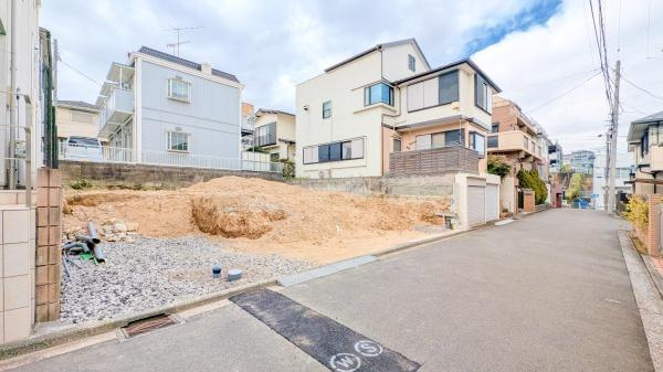 横浜市港南区大久保３丁目の新築一戸建の前面道路含む現地写真|落ち着いた街並みになります。
是非一度、現地へお越しください。 
ご自宅までの送迎もいたします