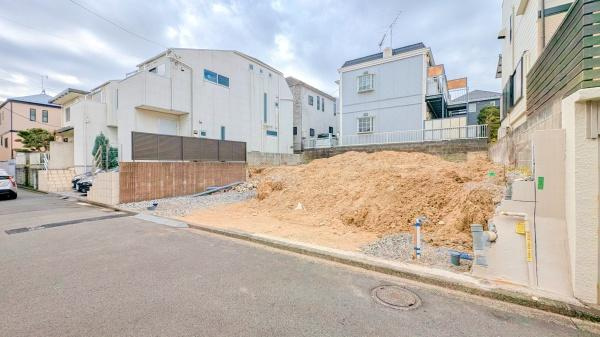 横浜市港南区大久保３丁目の新築一戸建の前面道路含む現地写真|周辺は落ち着いた街並みになります。
子育てにはぴったりの住環境♪