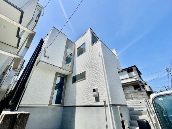 横浜市港南区大久保３丁目の新築一戸建の外観|周辺は落ち着いた街並み。
是非一度、現地へお越しください。
