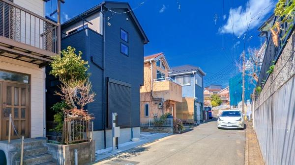 横浜市港南区東永谷３丁目の新築一戸建の前面道路含む現地写真|周辺は落ち着いた街並みになります。
子育てにはぴったりの住環境♪