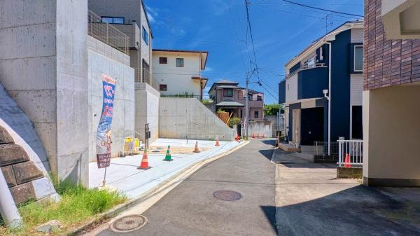 横浜市神奈川区中丸の新築一戸建の前面道路含む現地写真|車通りが少ない為、小さなお子様にも安心です。
是非一度、現地へ起こしください。

