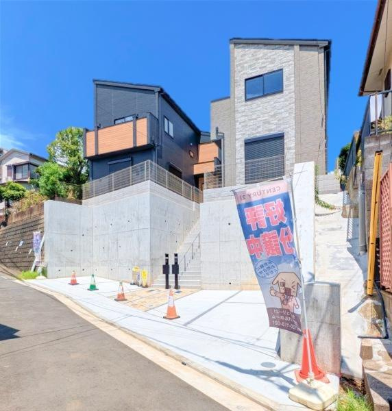 横浜市神奈川区中丸の新築一戸建の外観|堂々と完成しました！いつでもご案内可能です！
お車でご自宅まで送迎承ります。