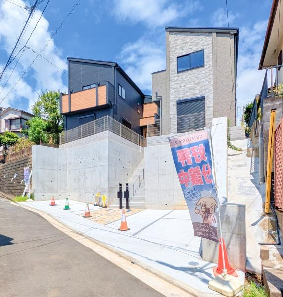 横浜市神奈川区中丸の新築一戸建の前面道路含む現地写真|車通りが少ない為、小さなお子様にも安心です。
是非一度、現地へ起こしください。

