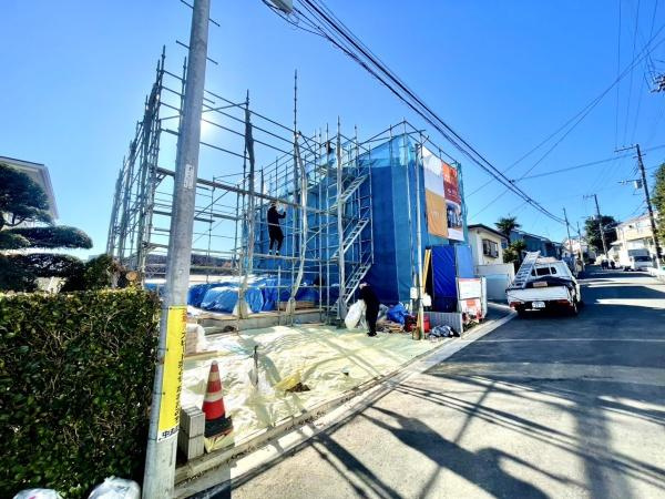 横浜市神奈川区中丸の新築一戸建の外観|現在建築中の為、同仕様物件もご案内をさせて頂きます。
お車でご自宅まで送迎承ります。