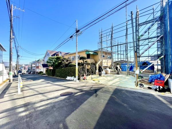 横浜市神奈川区中丸の新築一戸建の前面道路含む現地写真|広々とした前面道路！
駐車も楽に行えます。