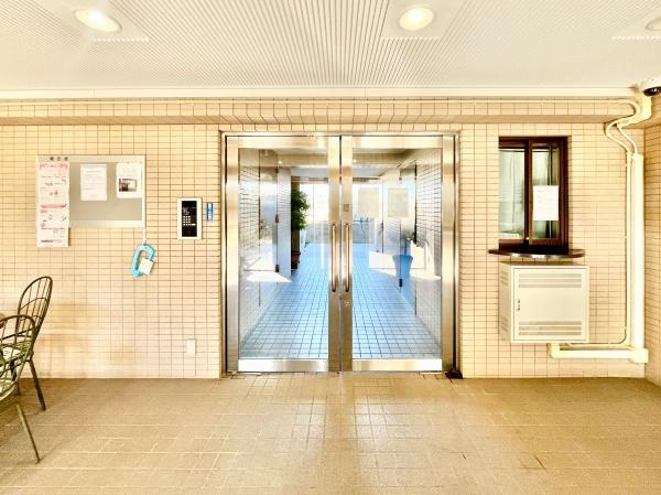 横浜市都筑区牛久保町の中古マンションのエントランス|エントランスにはオートロックがついており、防犯面も安心！
清掃も行き届いています
