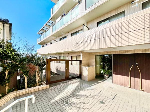 横浜市都筑区牛久保町の中古マンションの外観|周辺は落ち着いた街並み。
是非一度、現地へお越しください。
