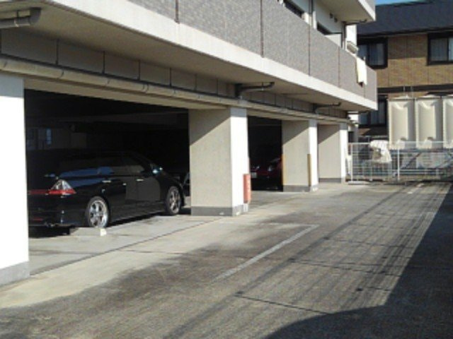 シエル青山の駐車場