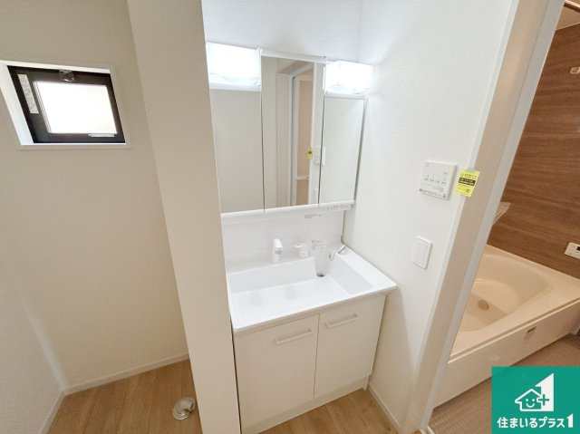 神戸市西区桜が丘東町　第１期　新築一戸建ての独立洗面台|清潔感のある洗面台です。フラットな鏡は掃除がしやすく毎日清潔！鏡裏には収納があるのでスッキリとした洗面台が保てます。