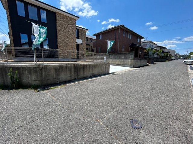 神戸市西区桜が丘東町　第１期　新築一戸建ての前面道路含む現地写真|周辺は閑静な住宅街！前面道路広々で車の出し入れも便利です。駐車が苦手な方でも安心して車庫入れできます！