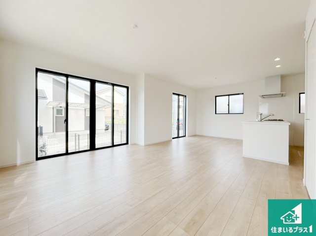 神戸市西区桜が丘東町　第１期　新築一戸建ての居間・リビング|日当たり良好の明るいリビングで朝の目覚めもスッキリできそう！対面キッチンでご家族のコミュニケーションも自然と増える設計！小さなお子様が遊ぶスペースを作っても広々とくつろげるLDK！