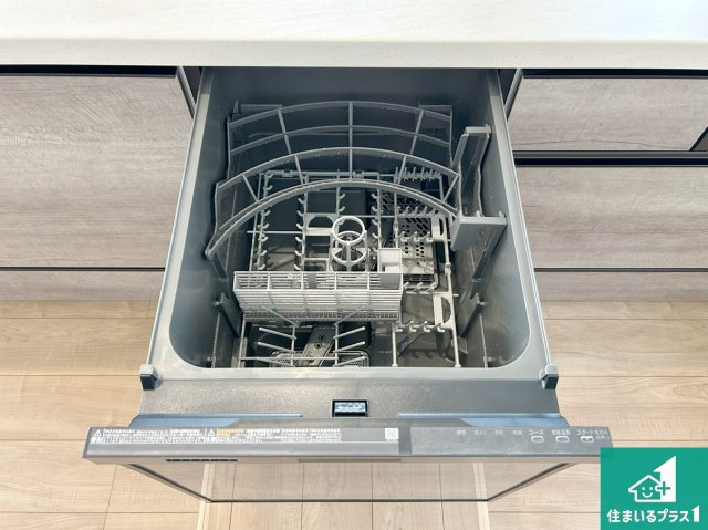 神戸市西区桜が丘東町　第１期　新築一戸建ての設備|食事後の一仕事、食器洗いをボタン一つでお任せできちゃいます！場所を取らないビルトイン式なので、お料理スペースもしっかり確保！