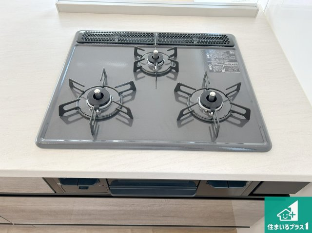 神戸市西区桜が丘東町　第１期　新築一戸建ての設備|ダブル高火力Ｓｉセンサー付きコンロ！３口あるので、まとめて料理をする時も大活躍！