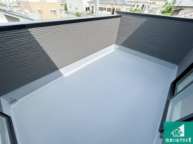 神戸市西区桜が丘東町　第１期　新築一戸建てのバルコニー|南側に面したバルコニーですので明るい日差しを取り込み洗濯物をしっかり乾かしてくれます。