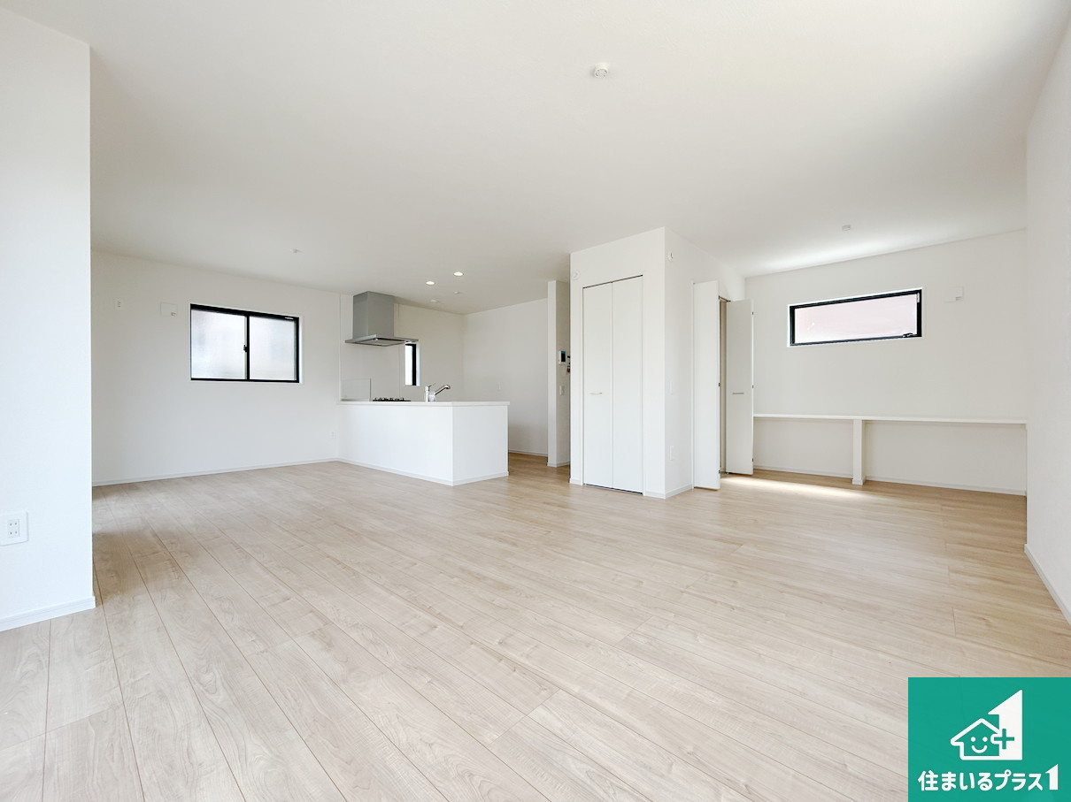 神戸市西区桜が丘東町　第１期　新築一戸建ての居間・リビング|日当たり良好の明るいリビングで朝の目覚めもスッキリできそう！対面キッチンでご家族のコミュニケーションも自然と増える設計！小さなお子様が遊ぶスペースを作っても広々とくつろげるLDK！