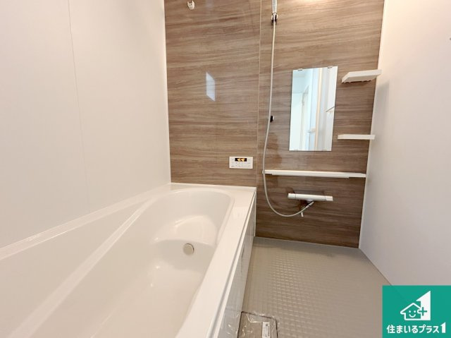 神戸市西区桜が丘東町　第１期　新築一戸建ての浴室|足をゆったり伸ばして寛げる浴槽です。窓が設けられていますので差し込む光が明るく穏やかな雰囲気にしてくれます♪浴室乾燥機も設置しているので、雨の日の洗濯物も安心です♪