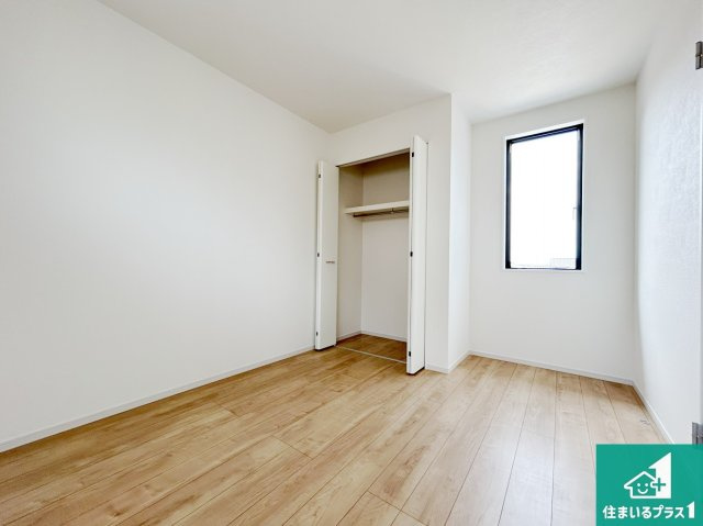 神戸市西区桜が丘東町　第１期　新築一戸建ての洋室|寝室は心地よい眠りについてもらいたくて、シンプルかつ開放的な空間な設計にしています！大きな窓から差し込む日が心地いいです♪