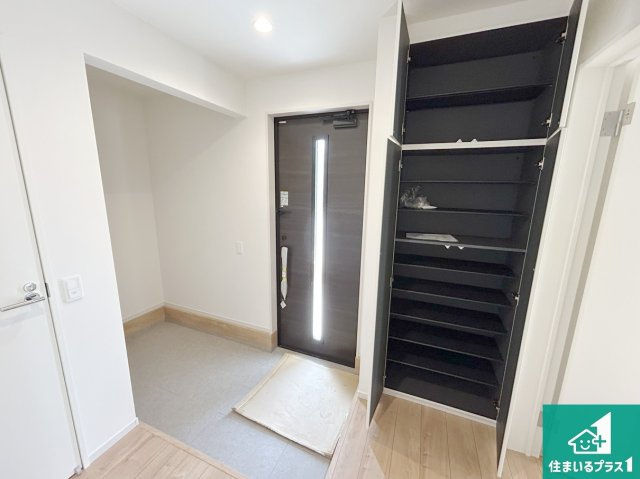 神戸市西区桜が丘東町　第１期　新築一戸建ての玄関|シューズボックスにはたくさんの靴が収納できるので玄関周りはいつもスッキリ！ご家族が増えても安心！