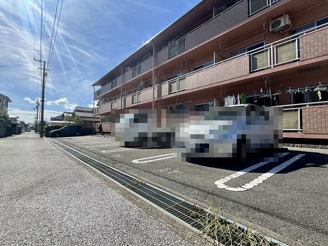 シャルマン枝川の駐車場