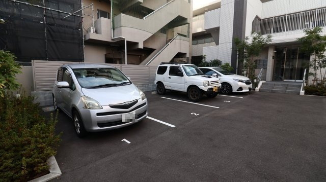 アウルムグランデの駐車場