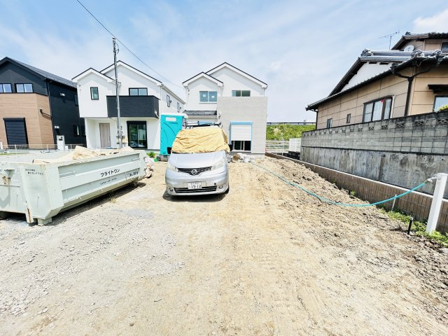 新築　佐波郡玉村町福島23-1期　LIGNAGE　1号棟の駐車場|現地写真　駐車スペースは建物南側に並列3台分可能です！
