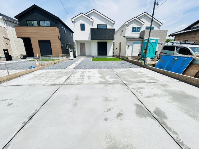 新築　佐波郡玉村町福島23-1期　LIGNAGE　2号棟の駐車場|現地写真　駐車スペースは建物南側に並列3台分可能です！
