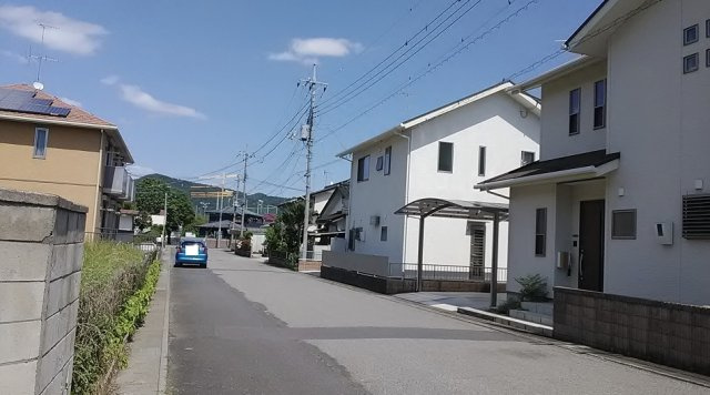 足利市助戸３丁目の中古一戸建の前面道路含む現地写真