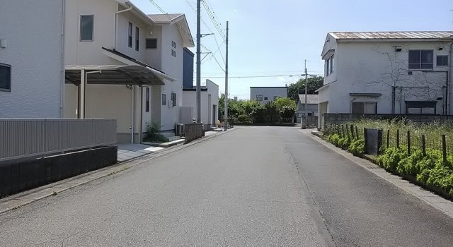 足利市助戸３丁目の中古一戸建の前面道路含む現地写真