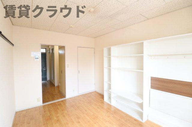 エステート葛城の居間・リビング|ゆったり過ごせる居間です