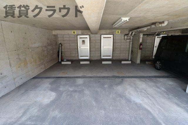 エステート葛城の駐車場|駐車場があるので、車を買う予定の方も安心です