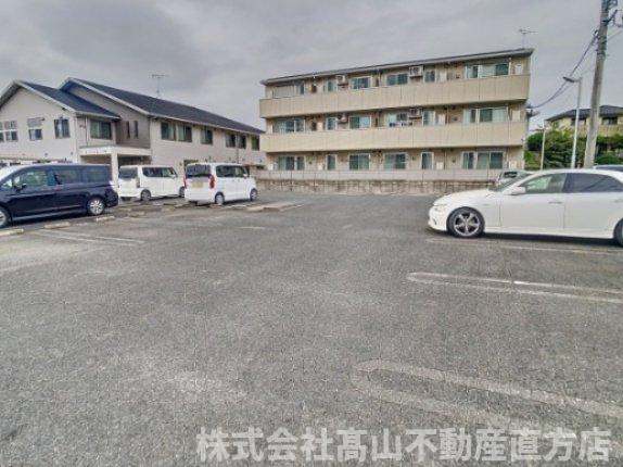 クレール緑の駐車場