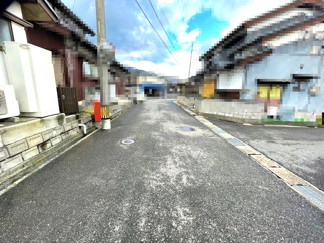 敦賀市長谷中古戸建の前面道路含む現地写真