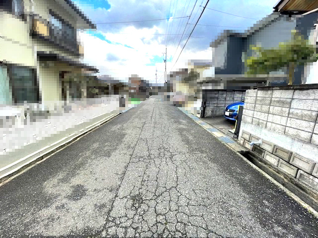 敦賀市長谷中古戸建の前面道路含む現地写真