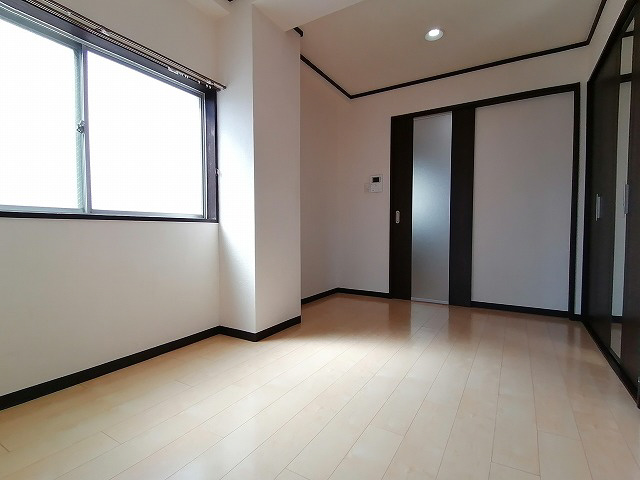 神戸市兵庫区荒田町３丁目の賃貸マンションの居間・リビング|洋室