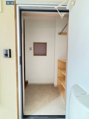 福山ビルの玄関