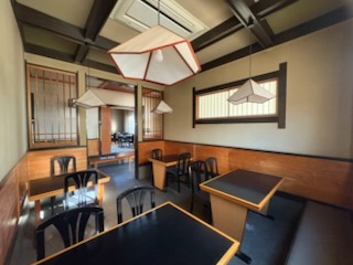 大平町富田店舗の内装