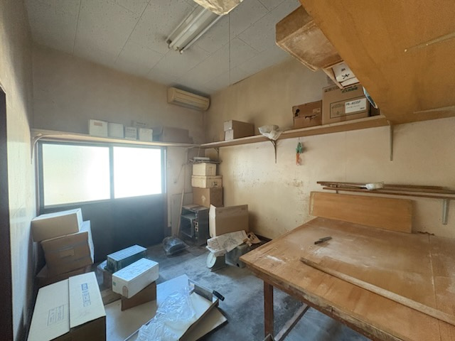 大平町富田店舗の内装