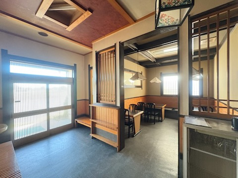 大平町富田店舗のロビー