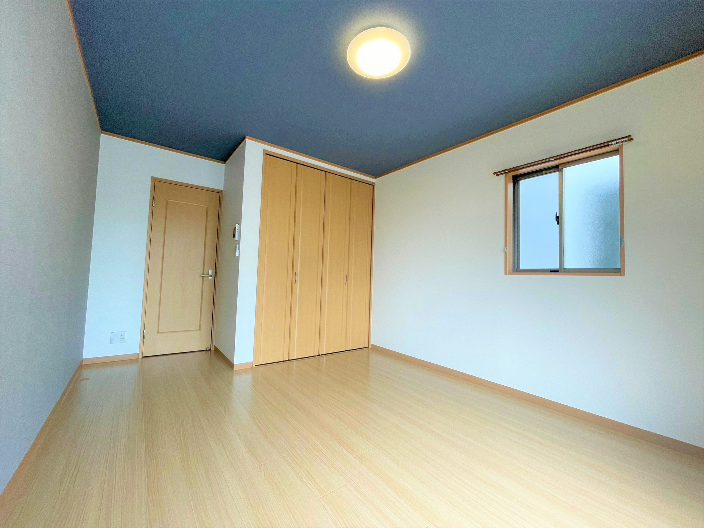 アドフィ・赤山の洋室