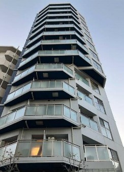 【外観】 | メイクスデザイン西新宿 | 鉄筋コンクリート造のがっちりとした建物。