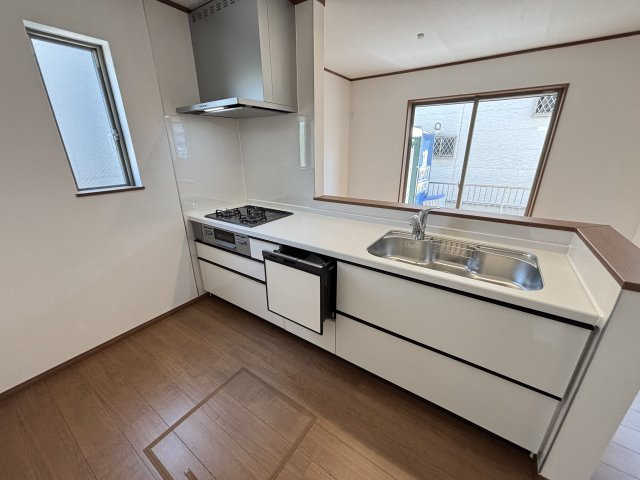 ハートフルタウン西区清里町4期｜名古屋市の戸建ならホームアップの居間・リビング|南から陽射しが入り明るいリビング