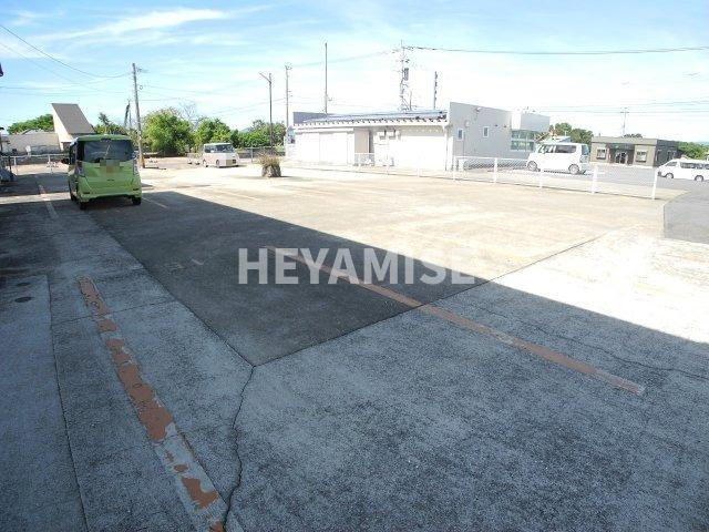 ツルタハイツBの駐車場