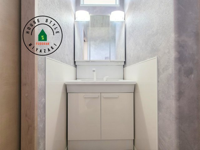 北諸県郡三股町宮村（2号棟）の独立洗面台|毎日使うものだから清潔な空間を保ちたい水回り。洗面にはそんな願いを解消させてくれる収納アイデアが満載です。三面鏡の裏側にはキャビネットが現れ小物から背の高い物まで収納できます。