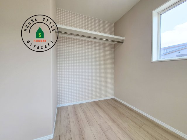 北諸県郡三股町宮村（2号棟）の洋室|柔らかい陽光が差し込む明るいお部屋を演出する設計。彩光の取れる窓が気持ちの良いお部屋を創り上げます。