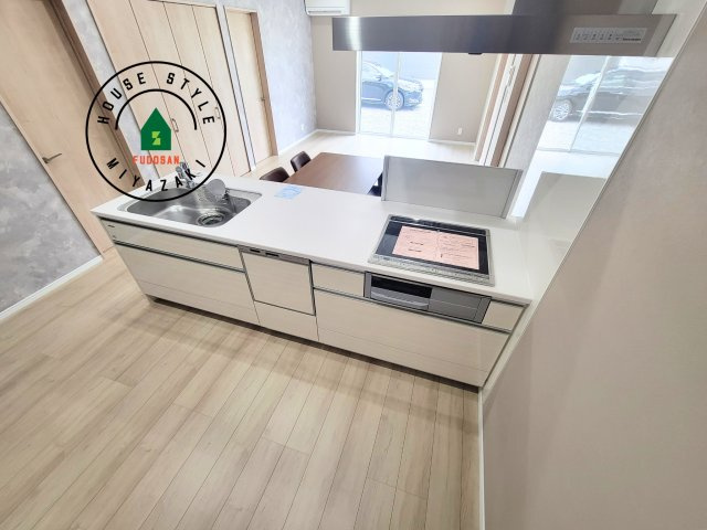 北諸県郡三股町宮村（2号棟）のキッチン|ご家族を近くに感じられる対面キッチンのLDK。会話もはずみそうですね。