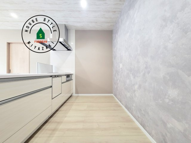 北諸県郡三股町宮村（2号棟）のキッチン|ダイニングテーブルへの配膳がラクラク、お料理はかどるカウンター付きシステムキッチン！