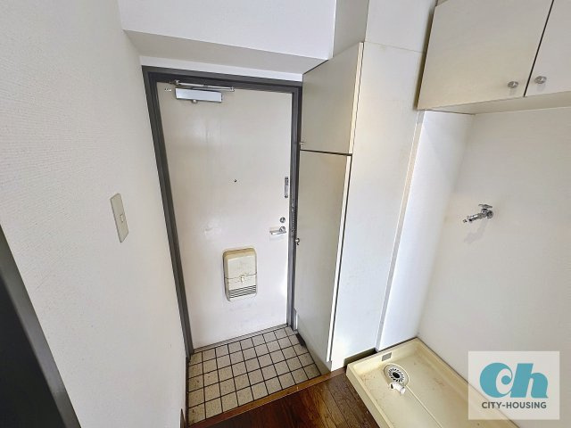 今溝ビル 303号室の玄関