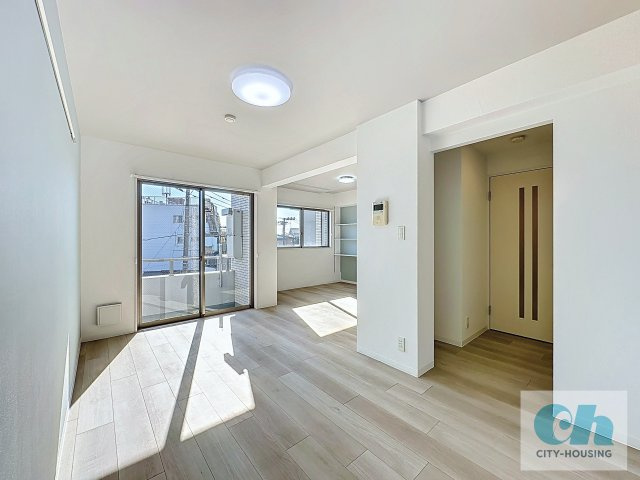 ピアラ日吉 305号室の居間・リビング