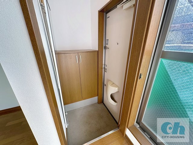 メゾン・ダムール 101号室の玄関