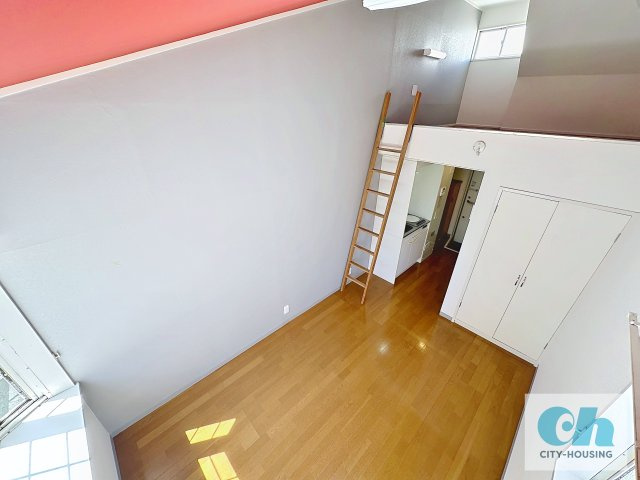 メゾン三軒茶屋 205号室の居間・リビング